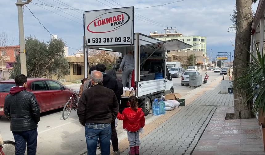 Manisa'dan 10 gün önce geldiği Hatay'da depremzedelere lokma dağıtıyor