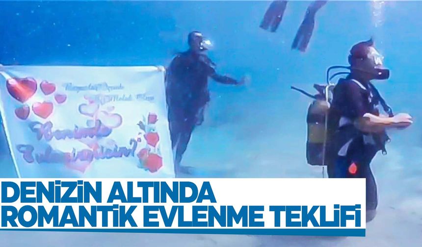 Deniz altında afişli evlenme teklifi etti