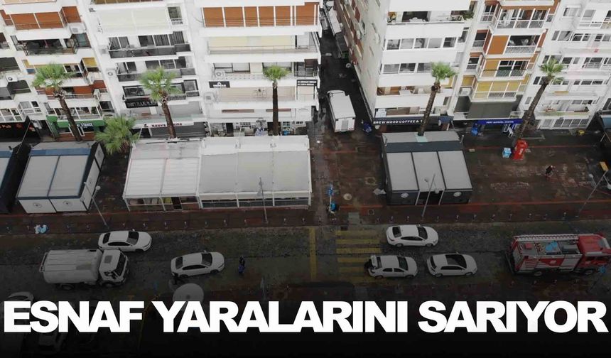 İzmir’de vatandaşlar yaralarını sarmaya çalışıyor