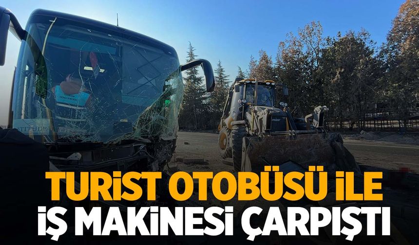 Turist otobüsü ile iş makinesi çarpıştı: 1’i ağır 6 yaralı