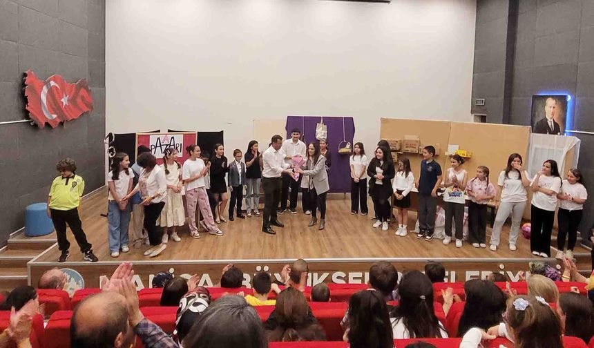 Ortaokul öğrencilerinin tiyatro gösterisi büyük beğeni topladı
