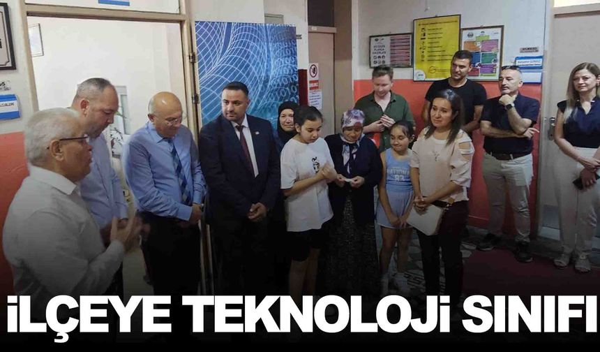 Manisa’nın ilçesinde okula ‘Bilişim teknolojileri sınıfı’ açıldı