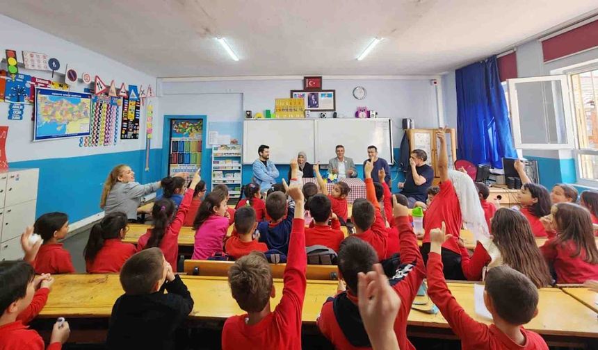 Kırkağaç’ta Muhtarlar Günü’nde öğrencilerden anlamlı buluşma