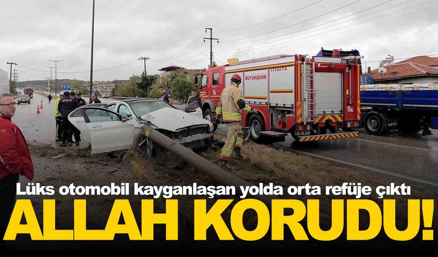 Manisa Kula’da korkutan kaza… Otomobil orta refüje çıktı!