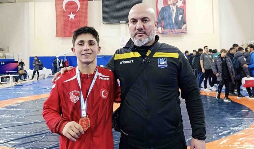 Manisalı güreşçiden büyük başarı... Kendinden 2 yaş büyük rakipleri geride bıraktı
