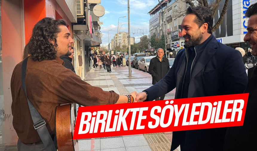 Mücahit Arınç sokak sanatçısına şarkıyla eşlik etti