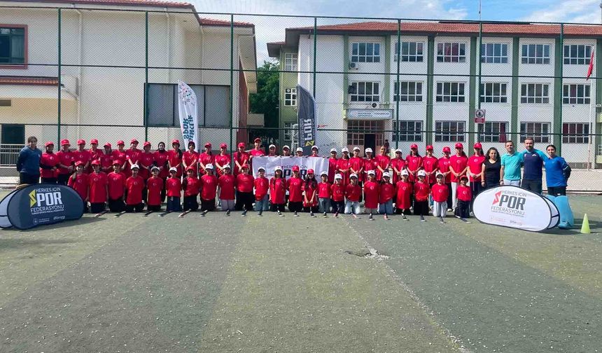 Manisa’da öğrenciler hokey ile tanıştı