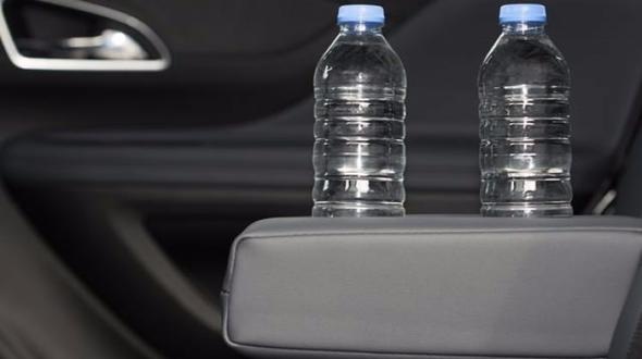 Uzmanlar bütün araç sürücülerini yaz aylarında araçlarında plastik su şişesi bırakmamaları konusunda uyarıyor.