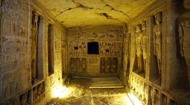 Mısır&#039;ın batısında yer alan Giza kentinde 4 bin 400 yıllık mezar bulundu. Mezarın Firavunlar dönemine ait olduğu açıklandı. Mezarın, Mısır Kraliyet Sarayı&#039;nın rahibi olan &quot;Vah Ti&quot; isimli kişiye ait olduğu duyuruldu. Bölgedeki kazı çalışmaları sürüyor.