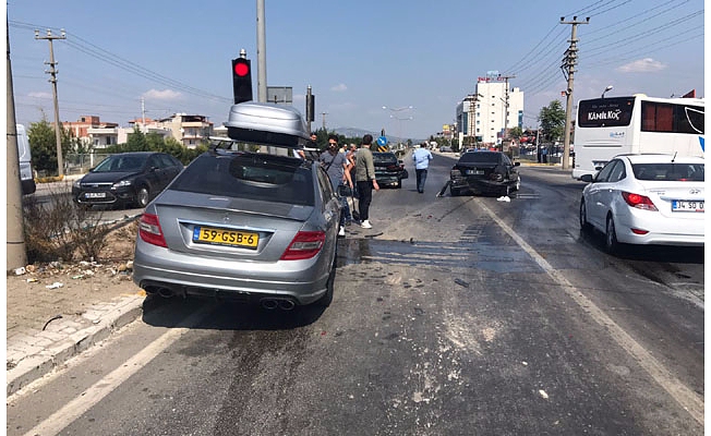 Trafik ışıklarında Zincirleme Kaza - Manisa Kulis Haber, Manisa ...