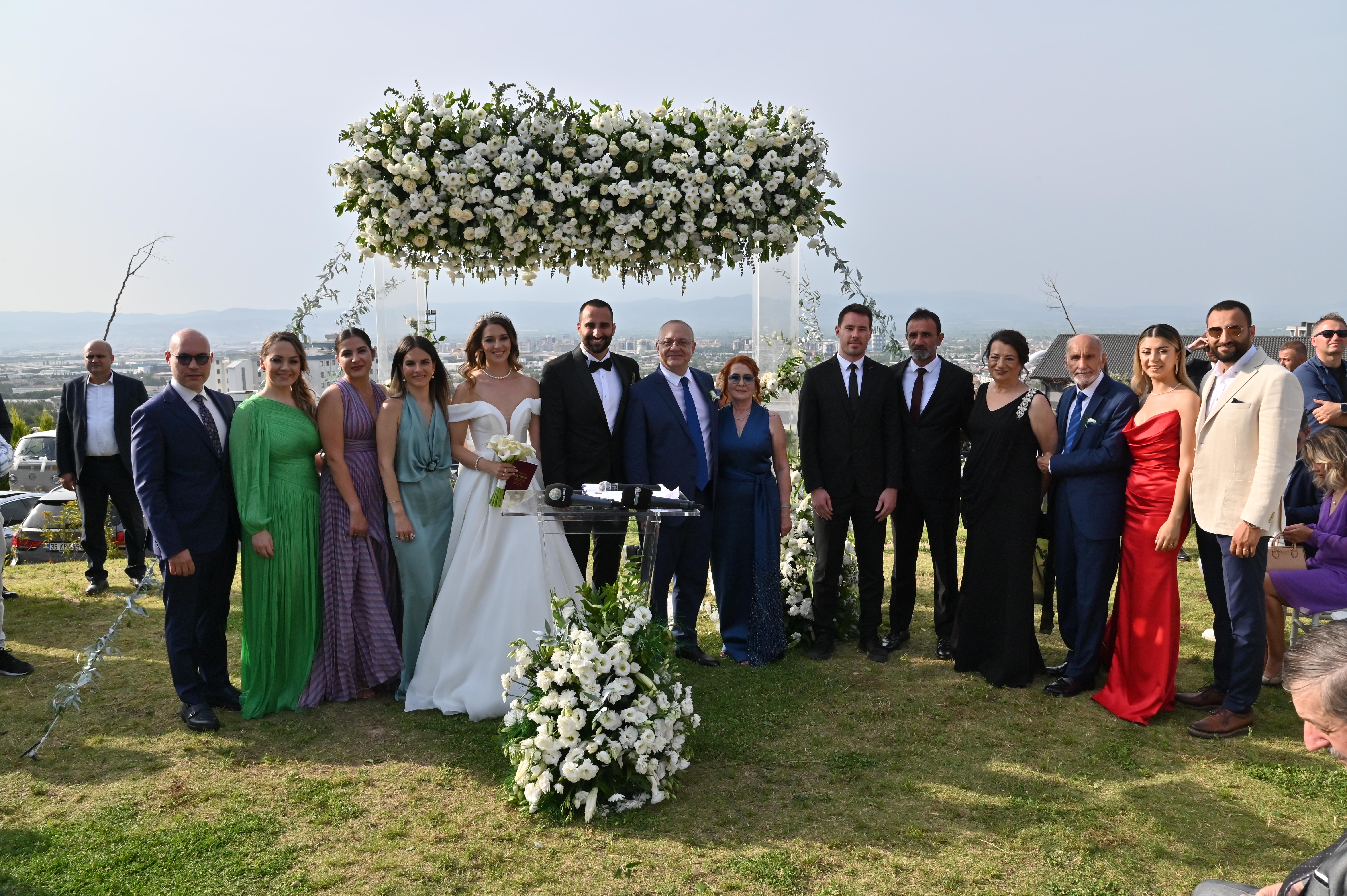 Manisa Büyükşehir Belediye Başkanı Cengiz Ergün’ün kızı Merve Ergün, Göktuğ Dilbazer ile Manisa Natur Park’ta düzenlenen törenle dünya evine girdi. 