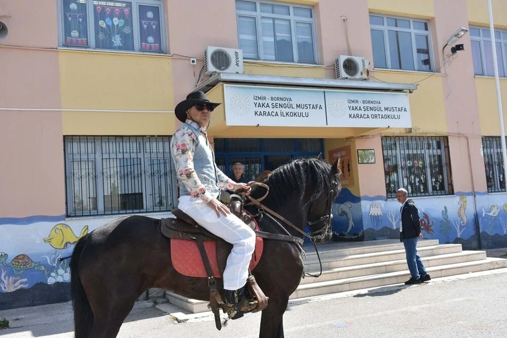 KOVBOY KIYAFETİ GİYİP, ATIYLA GELDİ
İzmir'in Bornova ilçesinde at eğitmeni Faruk Ceren (47), oy kullanmaya at üstünde kovboy kıyafeti ile geldi.