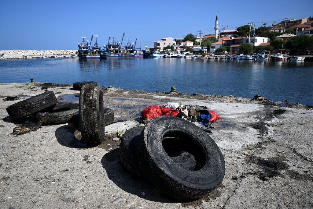 İzmir'in turistik ilçelerinden Karaburun'da yaz sezonunda atıklarla kirlenen denizin temizlenmesi için deniz polisi ve dalgıç ekipleri, ortak çalışma yürütüyor.
