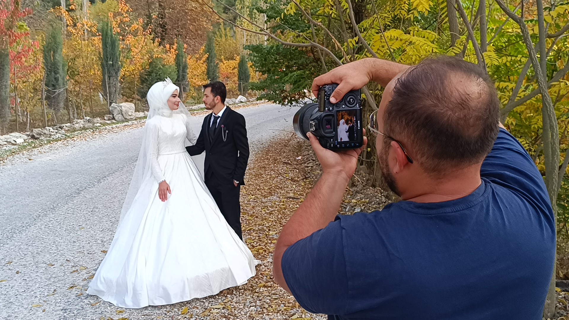 Sonbaharın tüm renklerinin hakim olduğu milli parkta Ahmet Kaygılıç ve Kezban Kaygılıç çifti de düğün fotoğraflarını çektirmek için Spil'i tercih etti. 