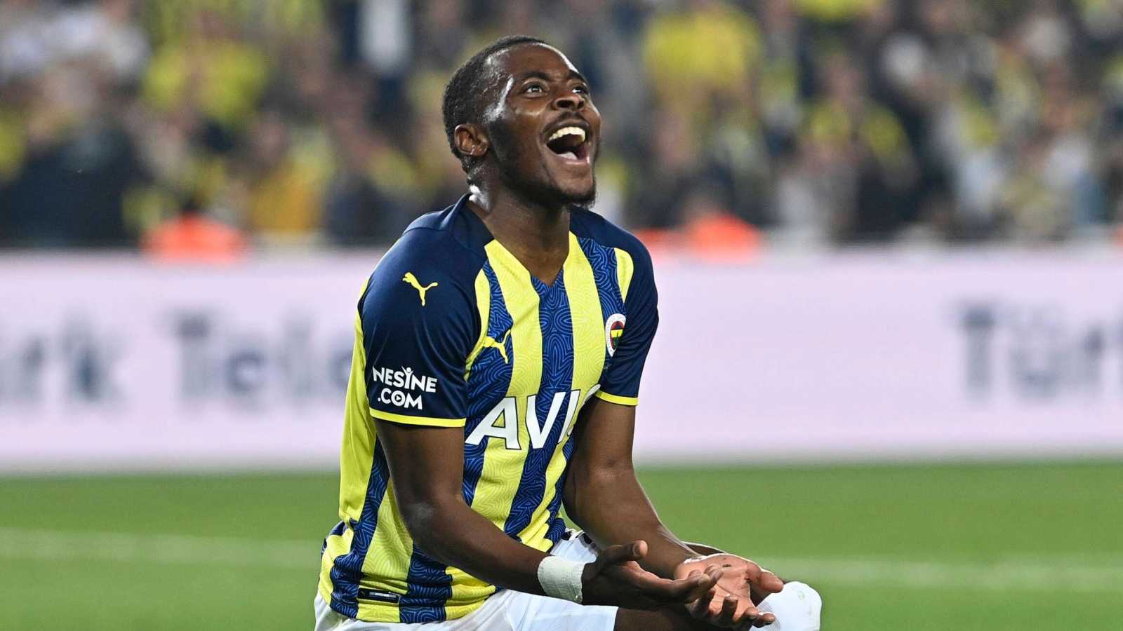 Bright-Osayi-Samuel-on-his-knees-during-a-Fenerbahce-game