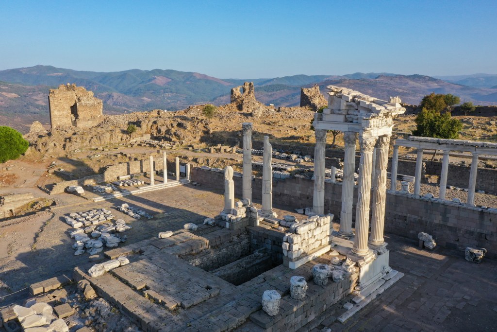 Efes Antik Kenti'nde milattan sonra 2. yüzyıla tarihlenen "Celsus Kütüphanesi", önünde en sık fotoğraf çekilen yapı olmakla birlikte Yamaçevler, Hadrian Kapısı, Domitian Tapınağı, Magnesia Kapısı, Trajan Çeşmesi, 25 bin kişilik oturma kapasitesiyle büyük tiyatro, stadyum ve antik liman da mimarisiyle dikkati çekiyor.