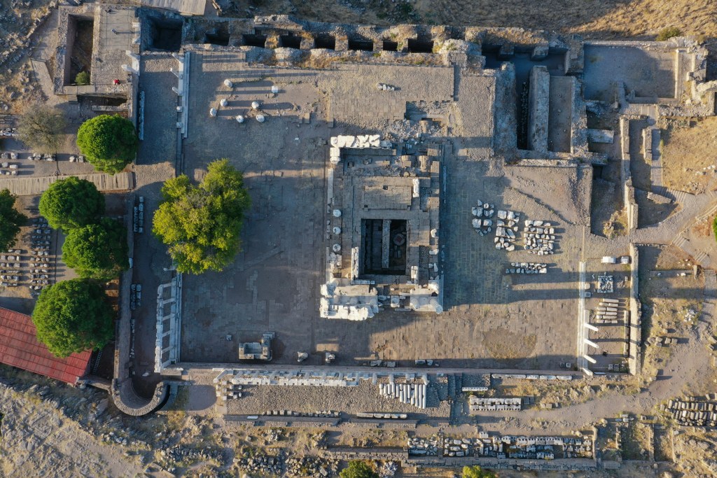 UNESCO'nun Dünya Mirası Listesi'nde yer alan ve tarihi milattan önce 7000'lere dayanan Efes Antik Kenti, farklı uygarlıklardan izlerle ziyaretçilerini geçmişe yolculuğa çıkarıyor.