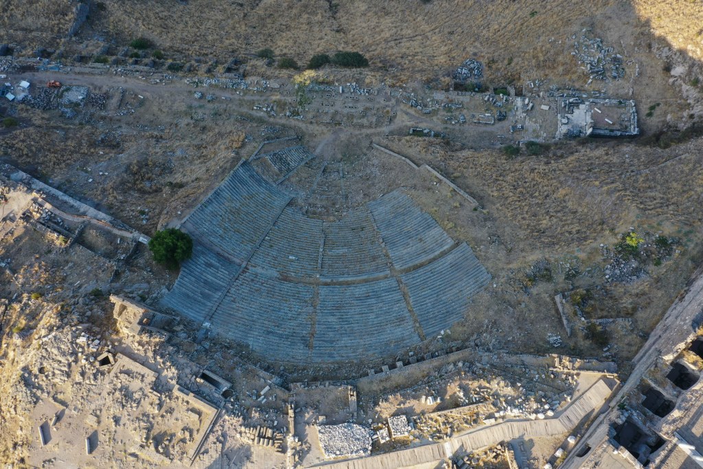İzmir'deki Efes, Pergamon, Metropolis, Smyrna antik kentleri ile Yeşilova ve Ulucak höyüklerinde yürütülen kazılar, gelecek nesillere eşsiz miraslar kazandırıyor. 