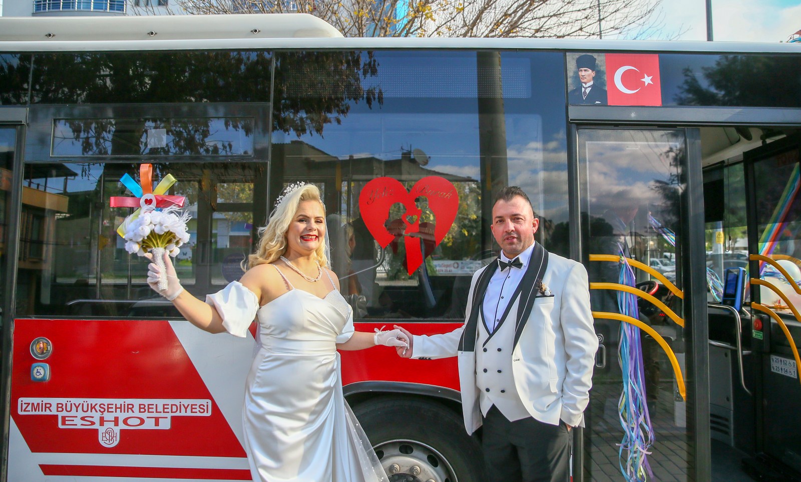 İzmir Büyükşehir Belediyesi otobüs işletmesi ESHOT'ta şoför olarak çalışan Yeliz Önemli ile Burak Bademli, bir süre önce evlilik kararı aldı.