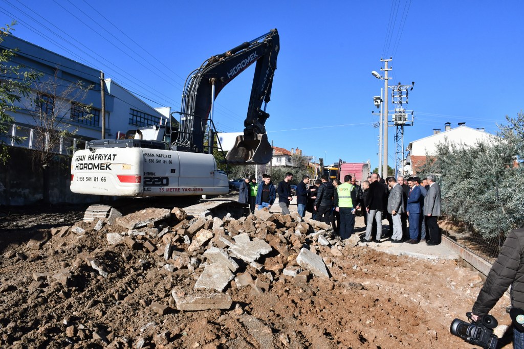 Büyükşehir Demirci’de prestij cadde çalışmalarına başladı (12)