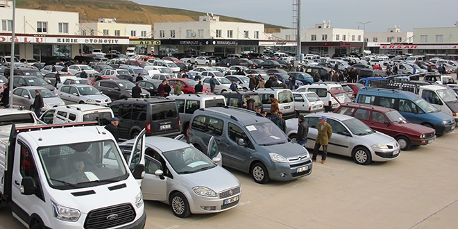 İkinci el otomobil piyasasını değerlendiren Galerici Ahmet Yurtlu, 2024 yılının ikinci el piyasası için toparlanma yılı olacağını belirtti. Yurtlu, "İkinci elde 2024 yılı artık biraz toparlanma yılı olacak. 5-6 aydır otomotiv sektöründe ciddi bir düşüş yaşadık. Hem araç satışlarının durması hem fiyatların bazı araçlarda yüzde 15 ile 25 arasında geri çekilme oldu. 