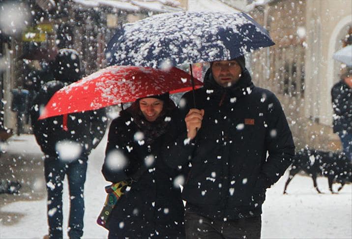 İstanbul’a ne zaman kar yağacak?
Meteoroloji Genel Müdürlüğü; Batı Karadeniz, Güneydoğu Anadolu ve Doğu Anadolu bölgeleri için kar uyarısı verdi. Hafta sonu ise İstanbul dahil birçok ilde yoğun kar yağışı bekleniyor.