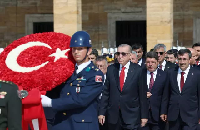 Devlet Erkanı Anıtkabir'de