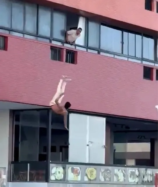 Başkasının Eşiyle Yakalanınca Pencereden Kaçtı!